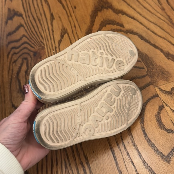 Girls Native gold glittery shoes size 8 - Picture 3 of 6